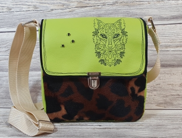 Tasche / Umhängetasche / Kunstledertasche grün, Kunstfell und aufgesticktem Wolfmotiv