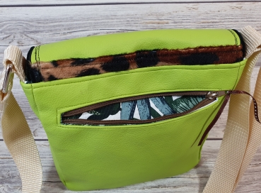 Tasche / Umhängetasche / Kunstledertasche grün, Kunstfell und aufgesticktem Wolfmotiv